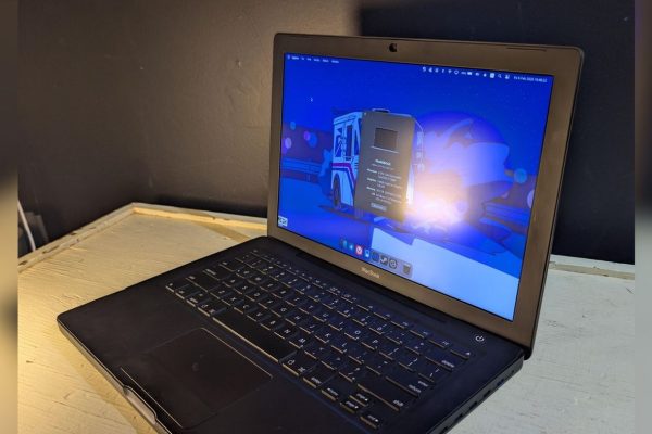 Creator Installs Modern Framework Laptop Components Inside 2006 MacBook to Combat E-Waste