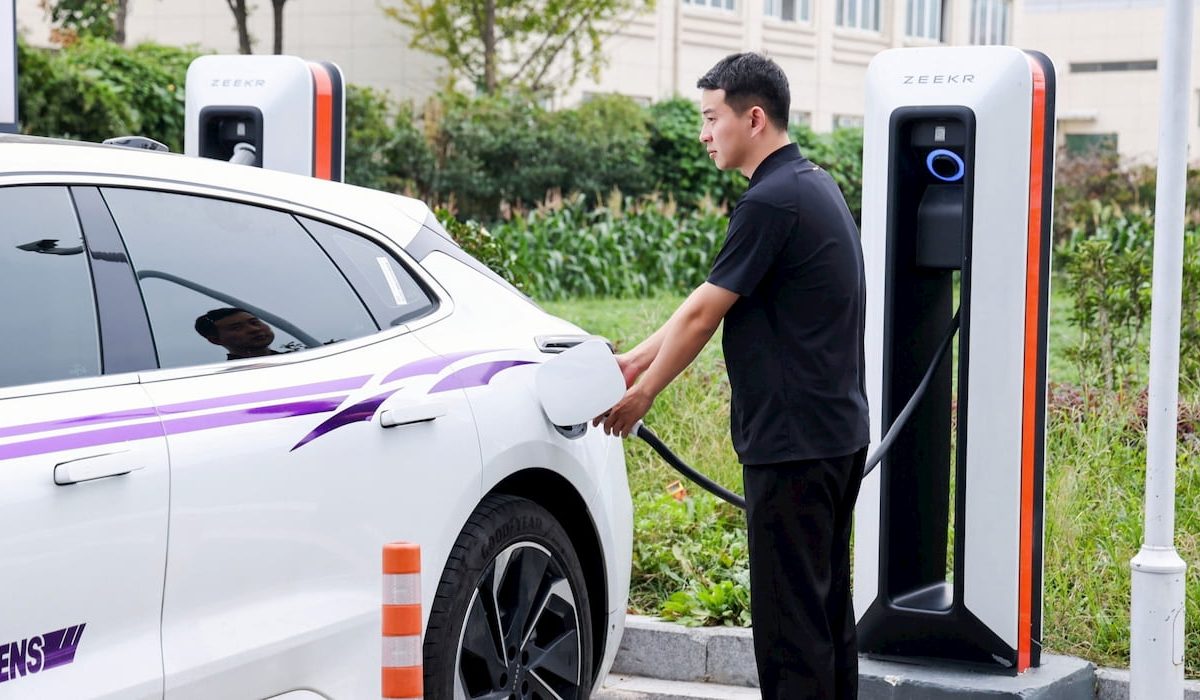 New Automaker Introduces Ultra-Fast 1,500 kW EV Chargers Joining BYD’s Charging Network