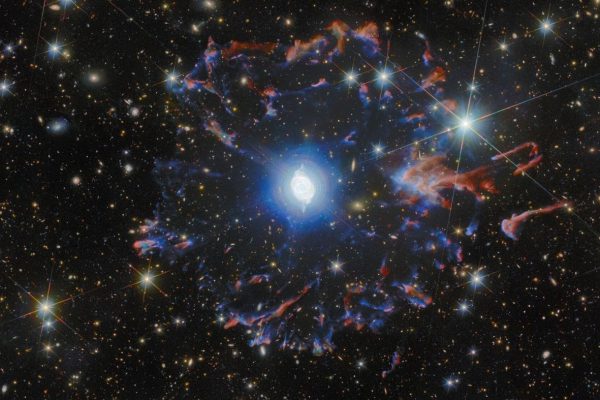 Stunning Image Captures a Stars Final Moments in the Cats Eye Nebula